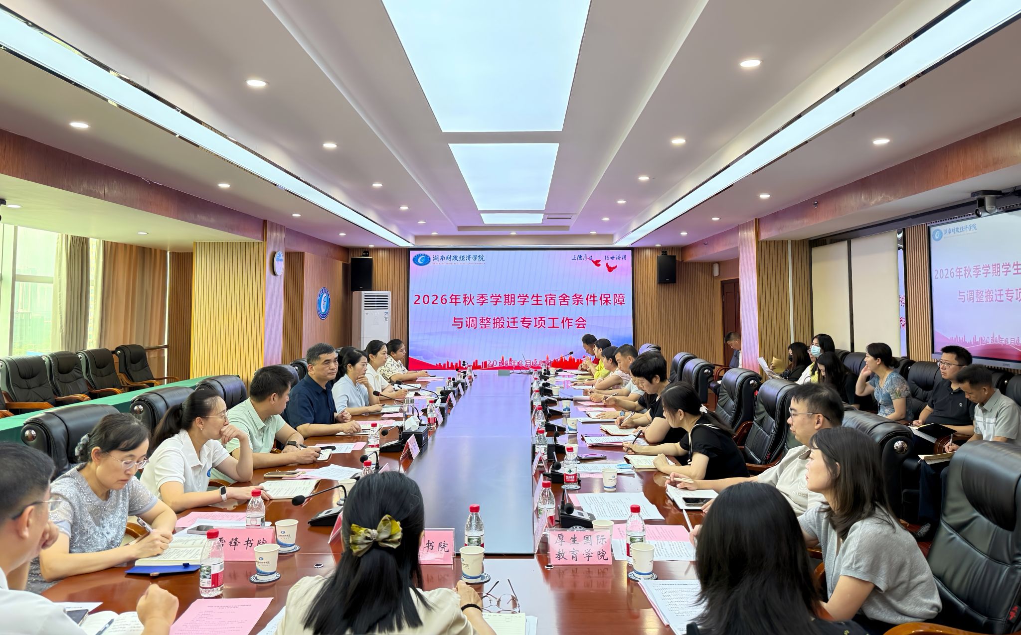 国际欧亚科高比体育院士杨开忠来校作“